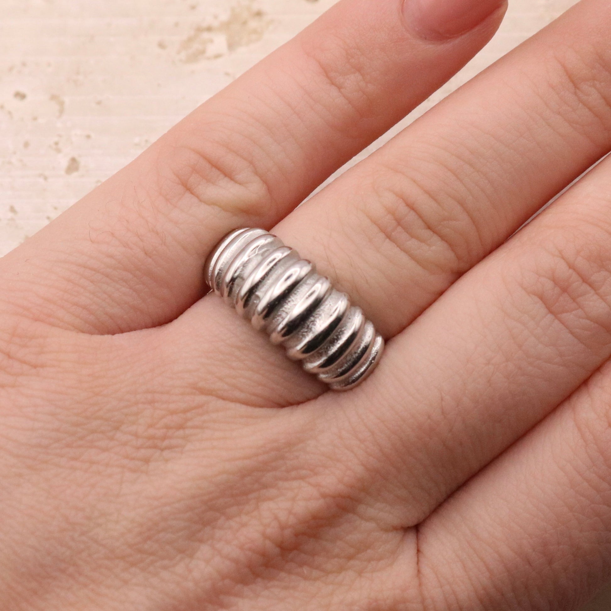 ANELLO BOLD ZIGRINATO
